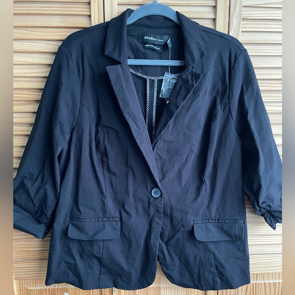 Studio by Torrid blazer. Size 1, black. Rouched 3/4 sleeves.